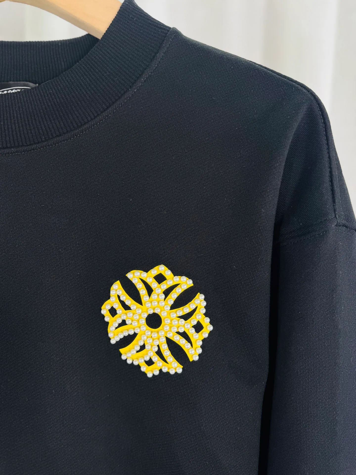 P260 top version, real shot without P, ​​different from market currency) 𝗖𝗵𝗿𝗼𝗺𝗲 𝗛𝗲𝗮𝗿𝘁𝘀/Cro Heart 2025 Reflective Embroidered Beads Compass Embroidered Autumn and Winter New Original Counter American Laser Burnt 3D Pearl Embroidered Couple Casual Sweater 👑The highest version! Customized fabric 420g tripe terry fabric! American acid-washed and distressed original fabric laser burnt ✟appliqué embroidery and exquisite embroidery of letters! The best-selling model in the counter, very comfortable to wear. Accessories: original molded and authenticated collar label➕100% silk wash label. Genuine purchase-grade original hangtag➕matching hanging rope➕3D hanging beads➕original packaging bag. Craftsmanship: The original version has consistent wiring! The highest version of the armhole matching technique! Color: Black White Size: S M L XL Style No.: 9319
